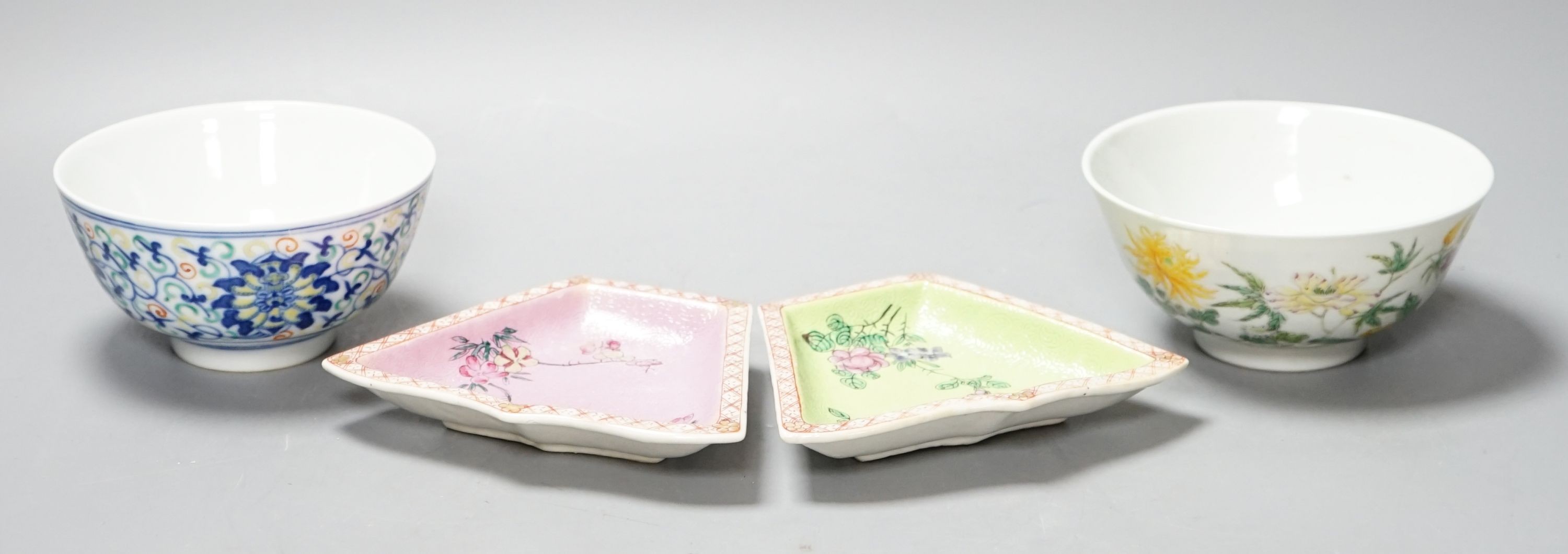 Two Chinese porcelain bowls and two enamelled porcelain dishes, 19th/20th century, largest 12.3 cm